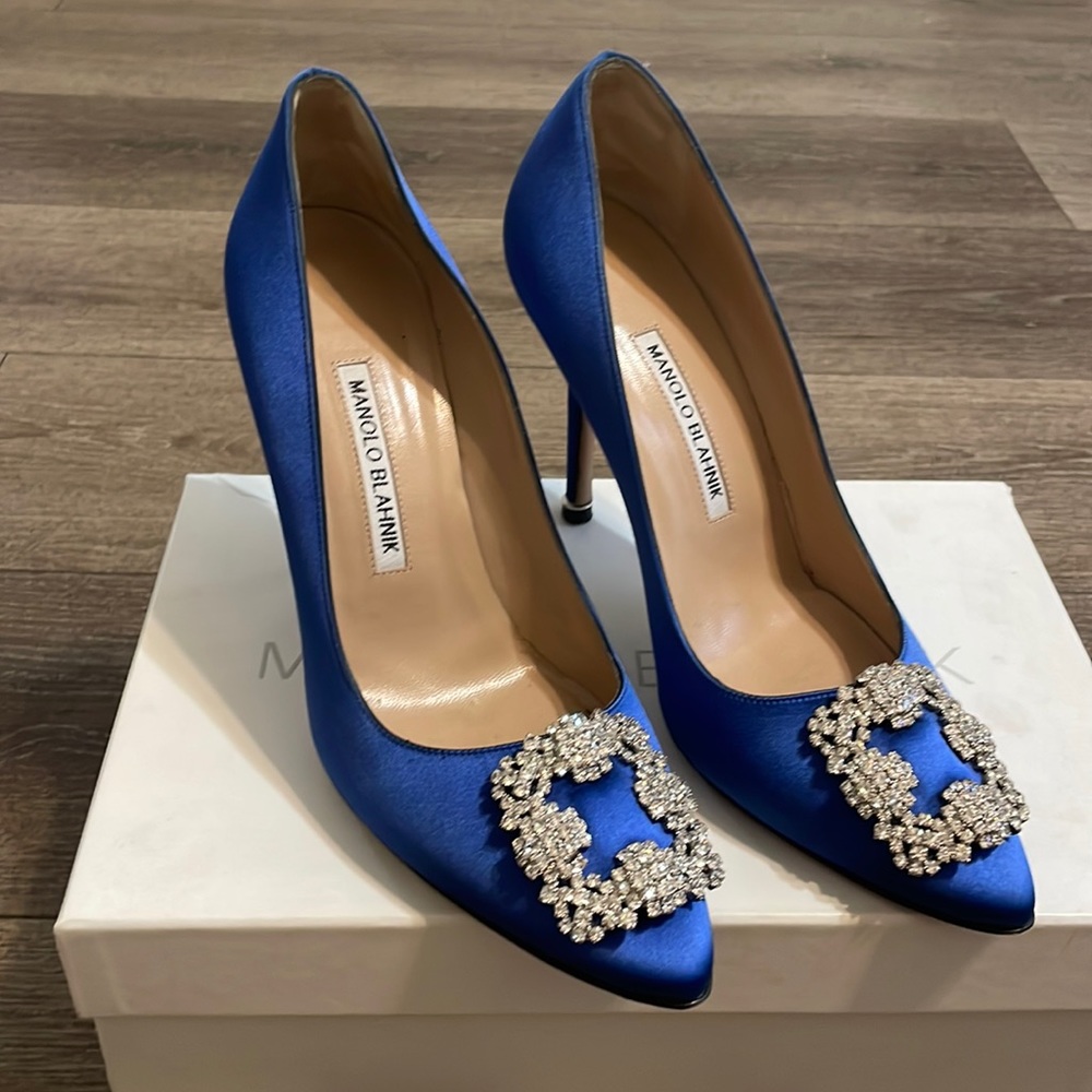 Hangisi Buckle Pump BBLU Satin, only worn once for my wedding.